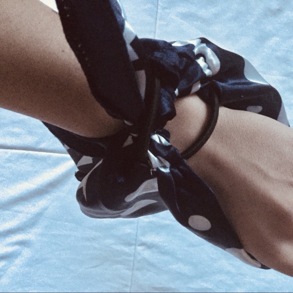 HOLIDAY PICK ❣️ Navy Head Scarf < FREEBIE - Picture 2 of 4